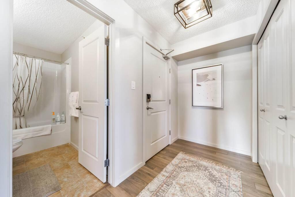 Bright Luxe Condo, Ac, Floor, King Bed, Balcony! * Edmonton