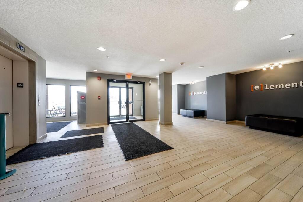 Bright Luxe Condo, Ac, Floor, King Bed, Balcony! Apartment