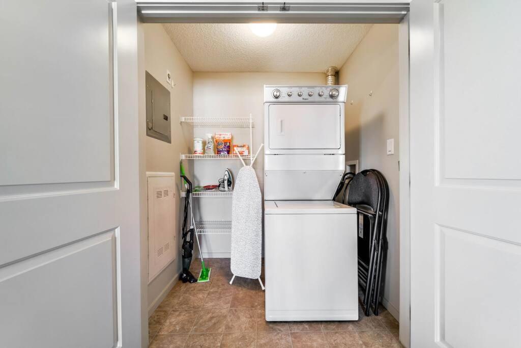 Bright Luxe Condo, Ac, Floor, King Bed, Balcony! Edmonton