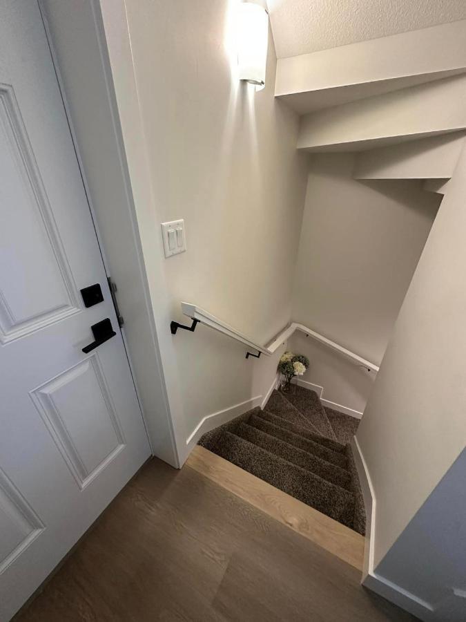 New, Fresh, And Quiet Private In Basement Suite, 10mins Away From Int'l Airport Homestay *