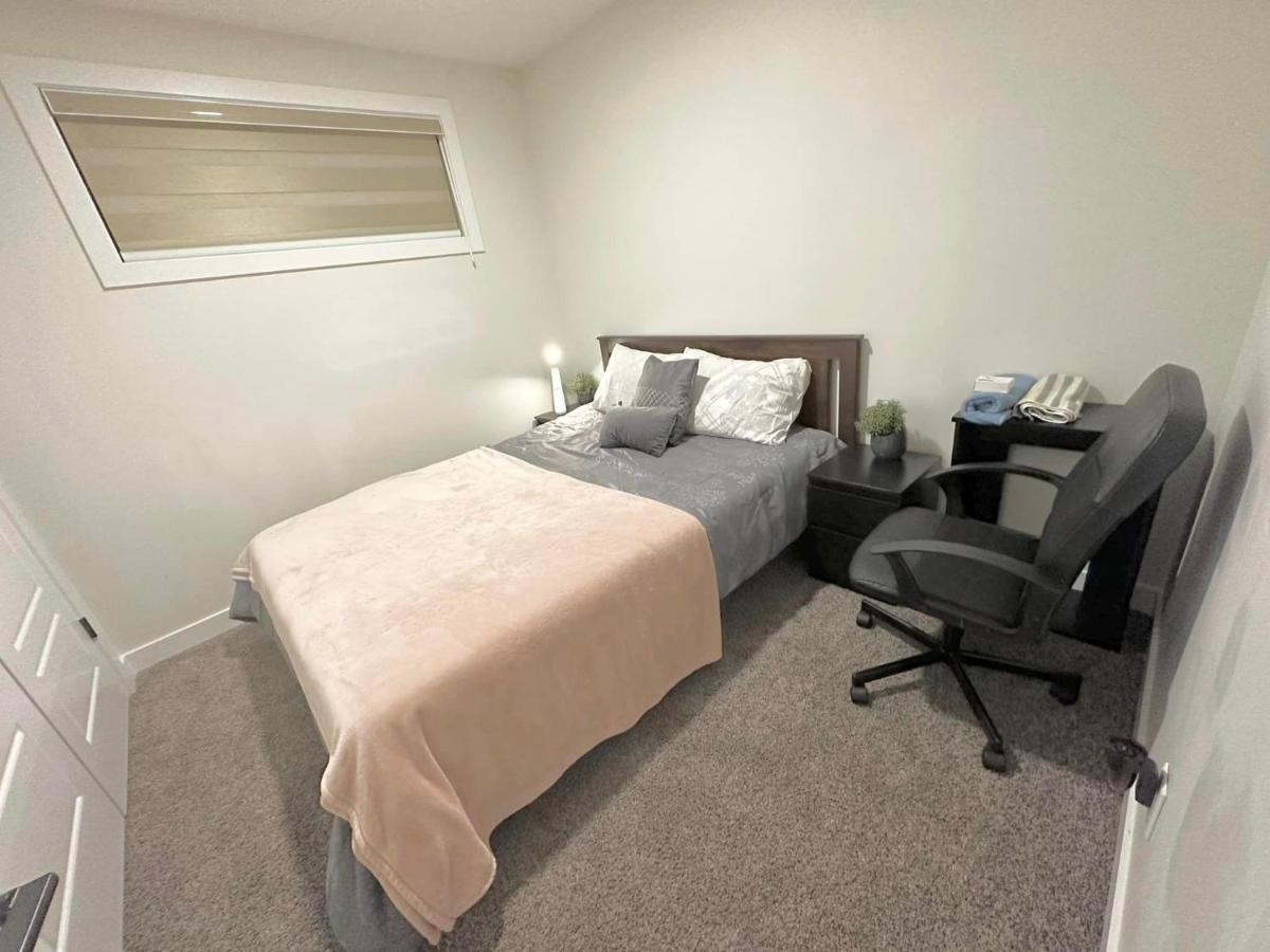 Homestay New, Fresh, And Quiet Private In Basement Suite, 10mins Away From Int'l Airport