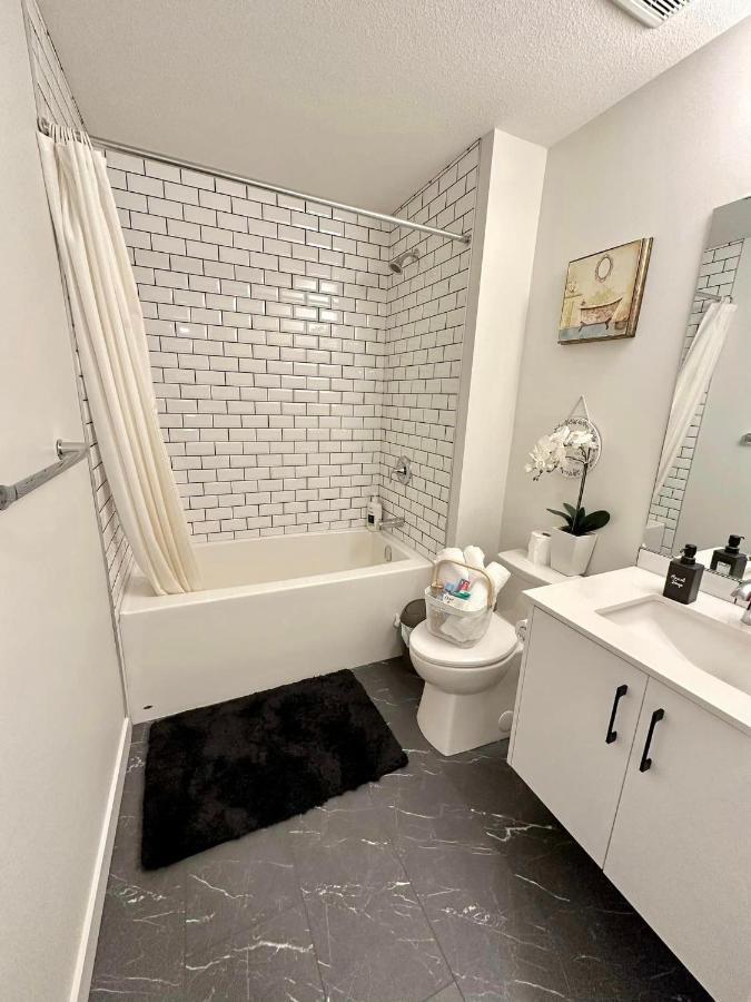 New, Fresh, And Quiet Private In Basement Suite, 10mins Away From Int'l Airport Homestay *