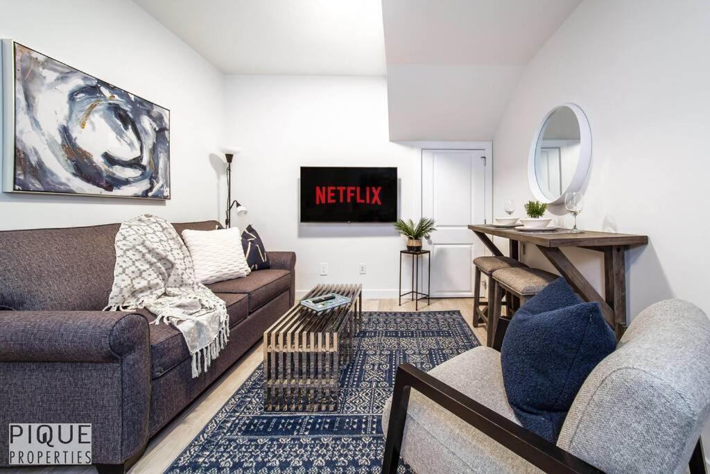 Apartment *new* Modern King Bed! Netflix! Sleeps 4!