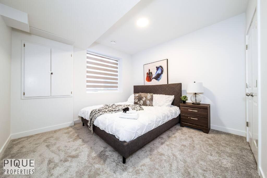 *new* Modern King Bed! Netflix! Sleeps 4! Apartment