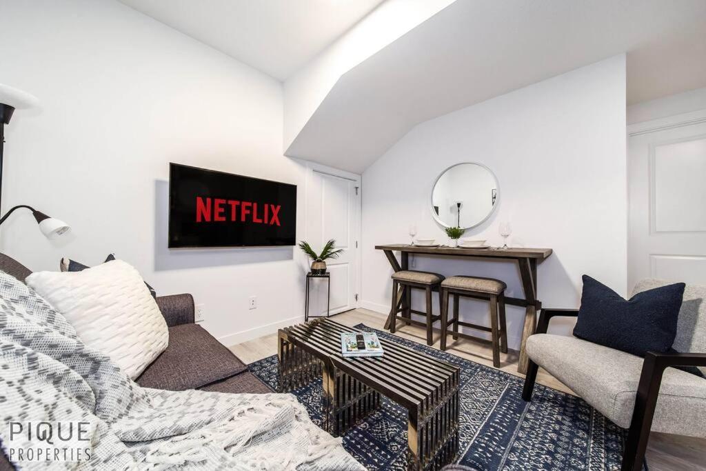 *new* Modern King Bed! Netflix! Sleeps 4! * Edmonton