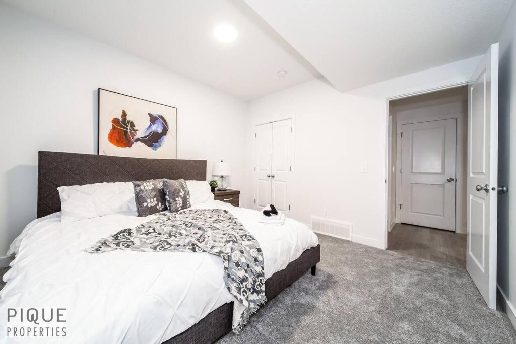 *new* Modern King Bed! Netflix! Sleeps 4! * Edmonton