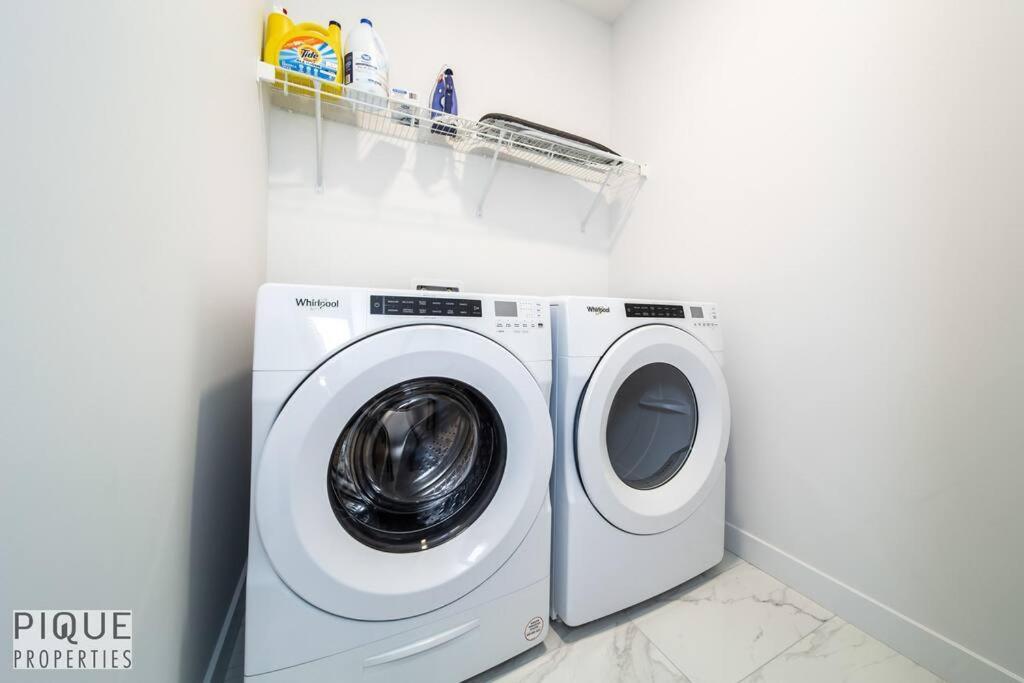 *new* Modern King Bed! Netflix! Sleeps 4! Edmonton