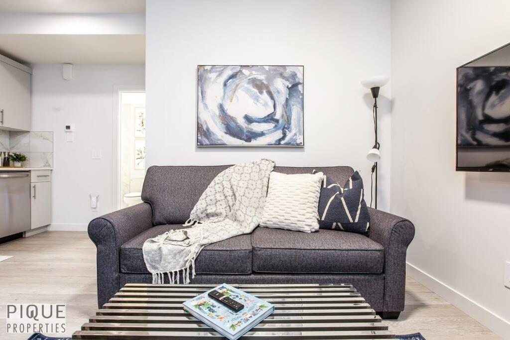 *new* Modern King Bed! Netflix! Sleeps 4!