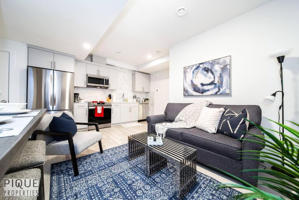 Apartment *new* Modern King Bed! Netflix! Sleeps 4!