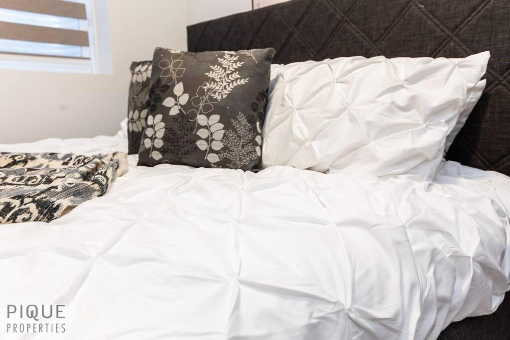 *new* Modern King Bed! Netflix! Sleeps 4! Apartment