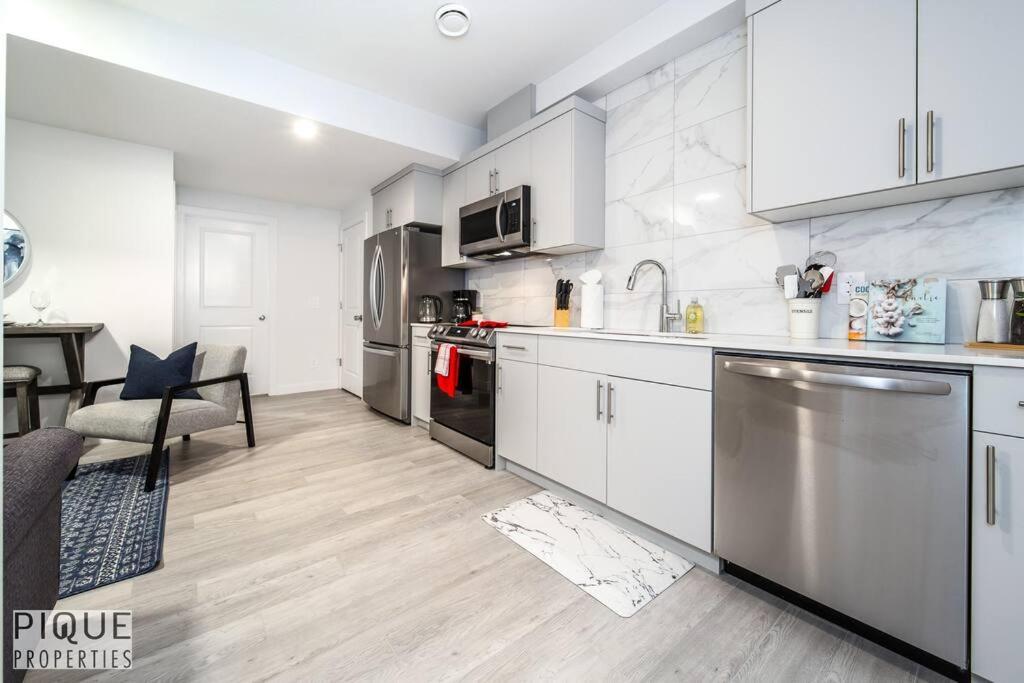 *new* Modern King Bed! Netflix! Sleeps 4! Apartment *