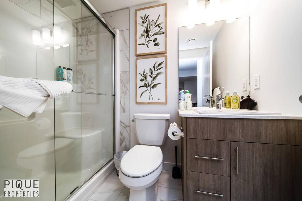 *new* Modern King Bed! Netflix! Sleeps 4! * Edmonton