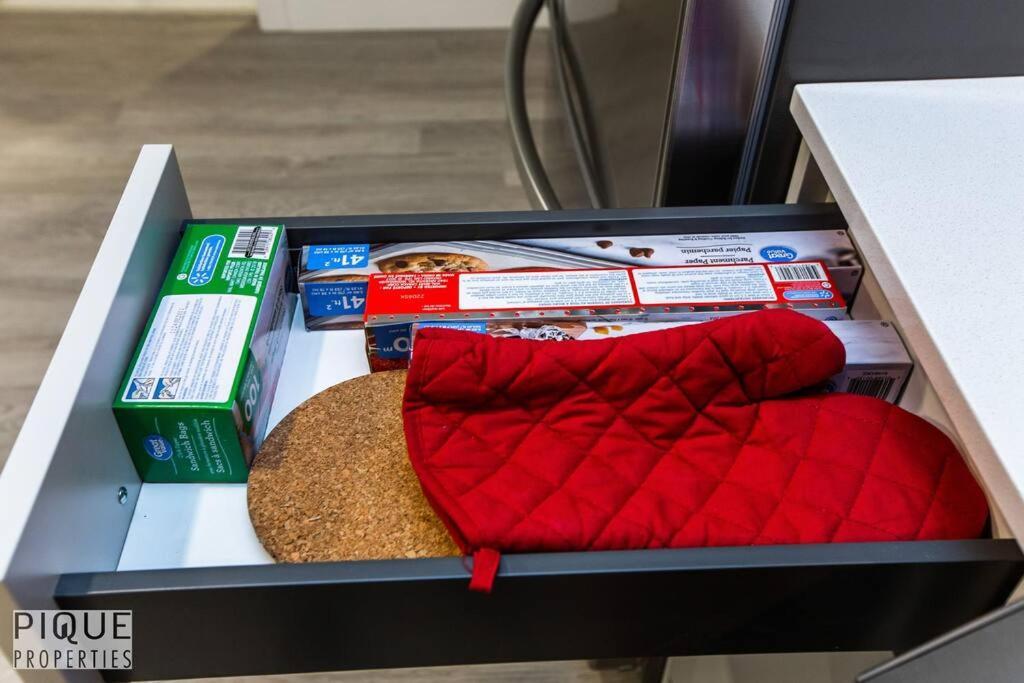 *new* Modern King Bed! Netflix! Sleeps 4! Apartment Edmonton