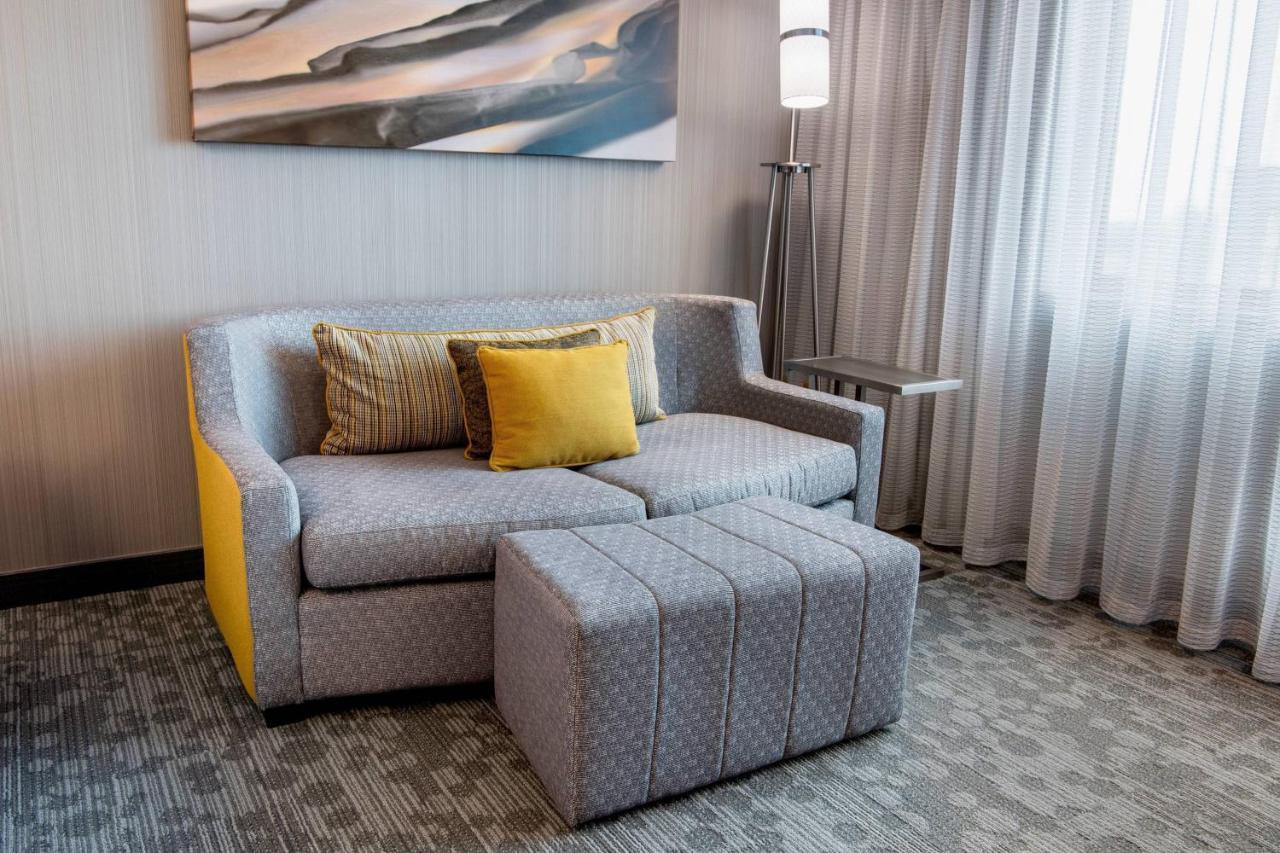 Courtyard By Marriott West Hotel