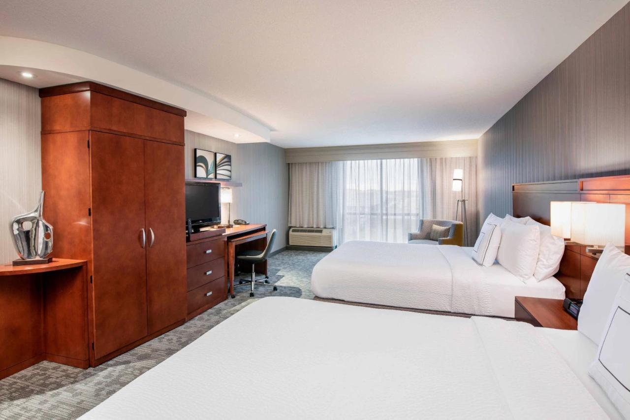 Courtyard By Marriott West Hotel