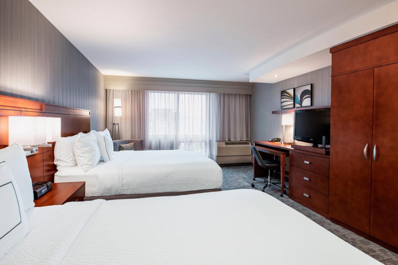 Courtyard By Marriott West Hotel
