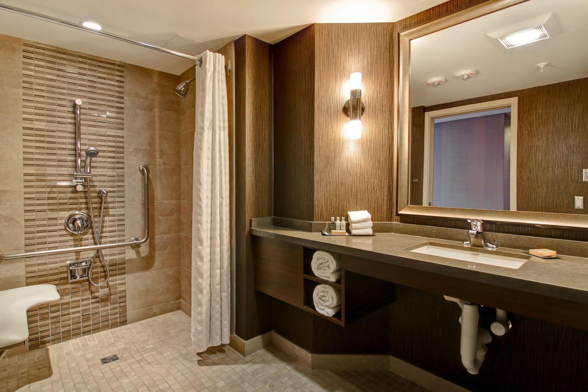 Doubletree By Hilton West Hotel Edmonton