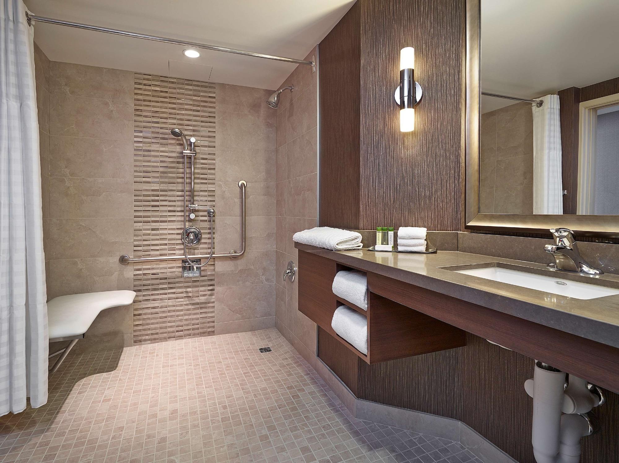 Doubletree By Hilton West Hotel Edmonton