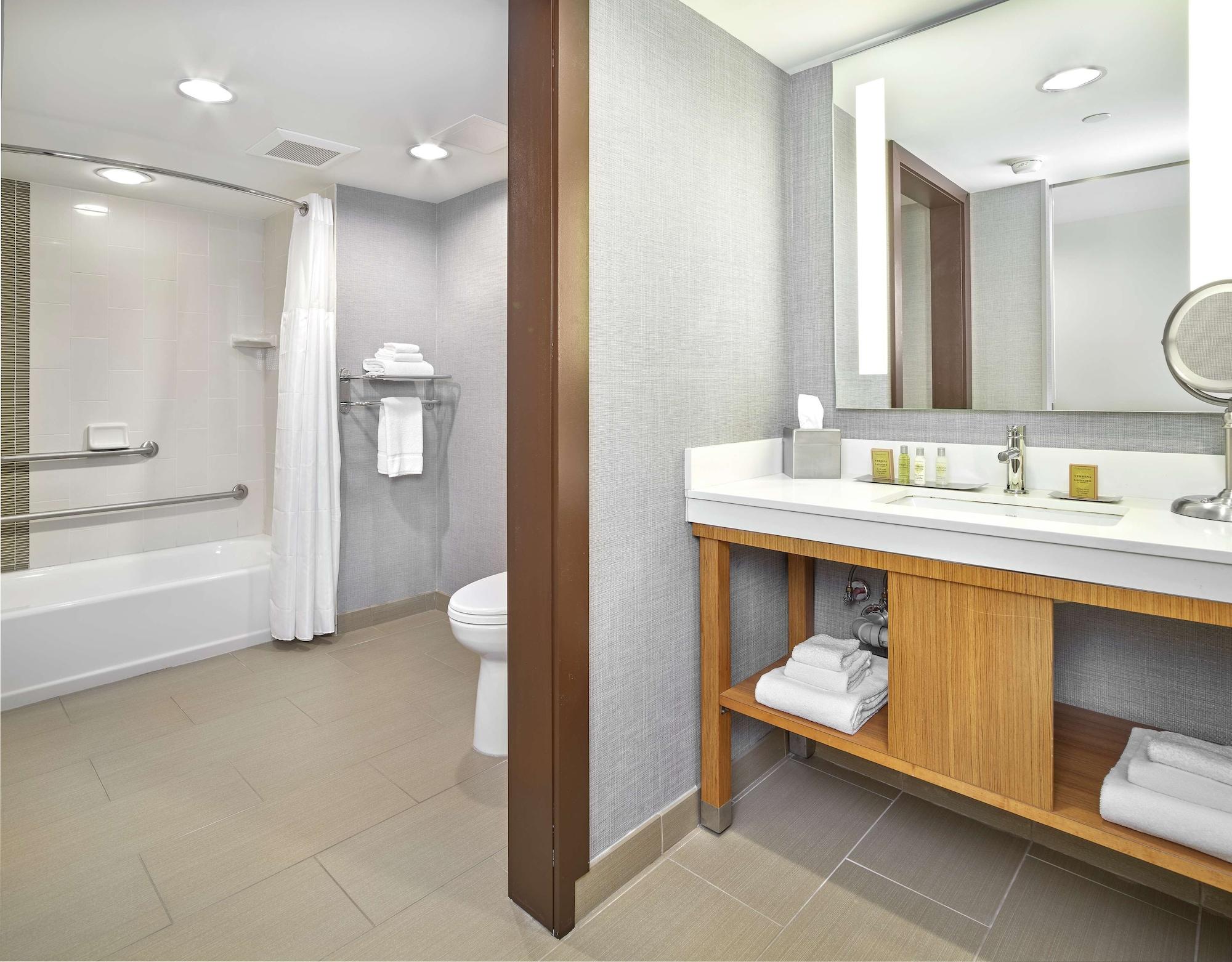 Doubletree By Hilton Downtown Hotel Edmonton