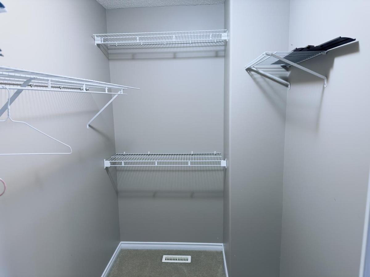 Spacious & Private Retreat Near West Mall Holiday home Edmonton