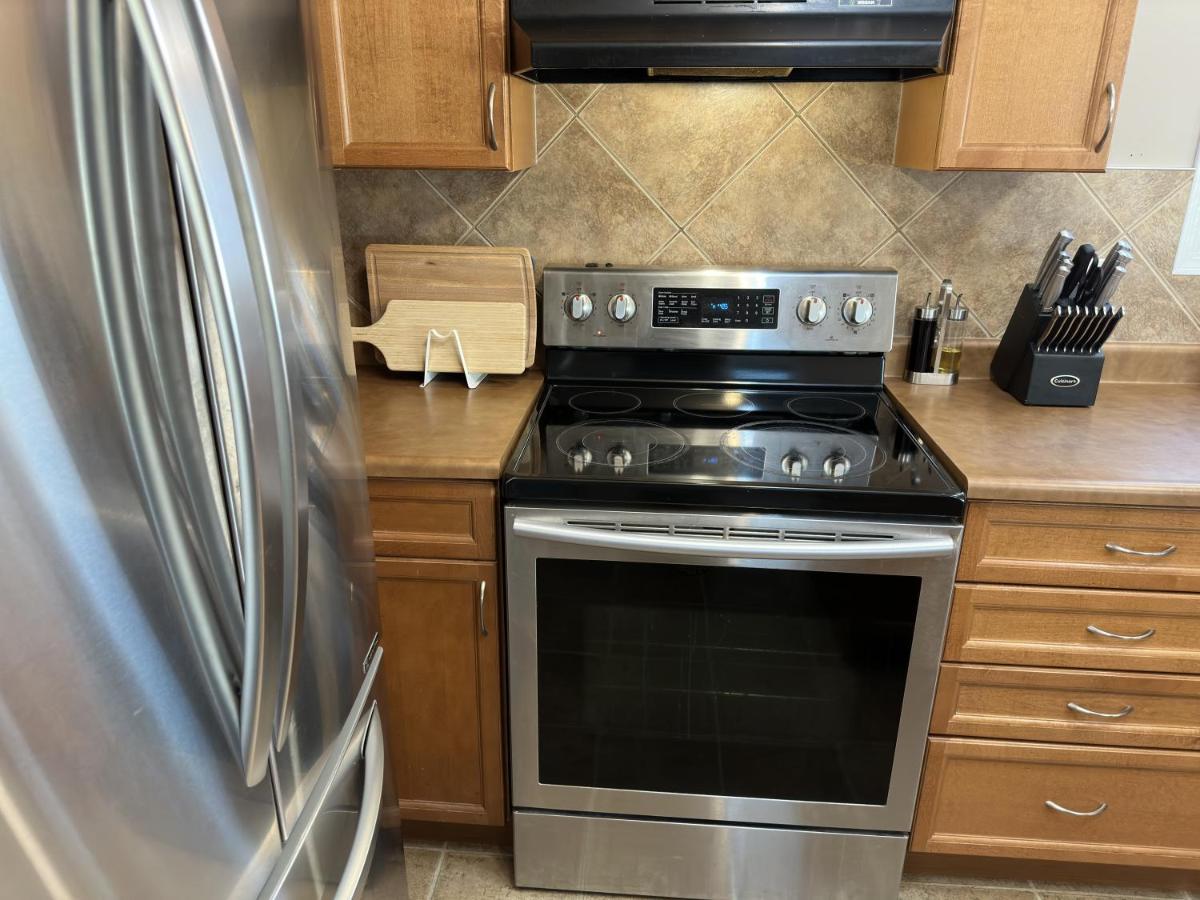 Spacious & Private Retreat Near West Mall Holiday home