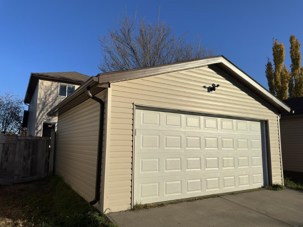 Spacious & Private Retreat Near West Mall Holiday home Edmonton