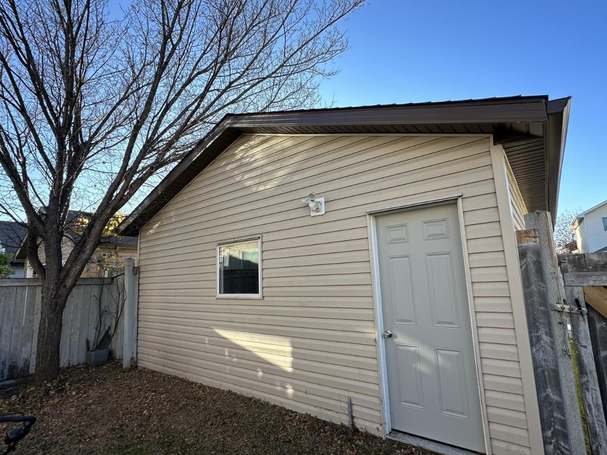 Spacious & Private Retreat Near West Mall