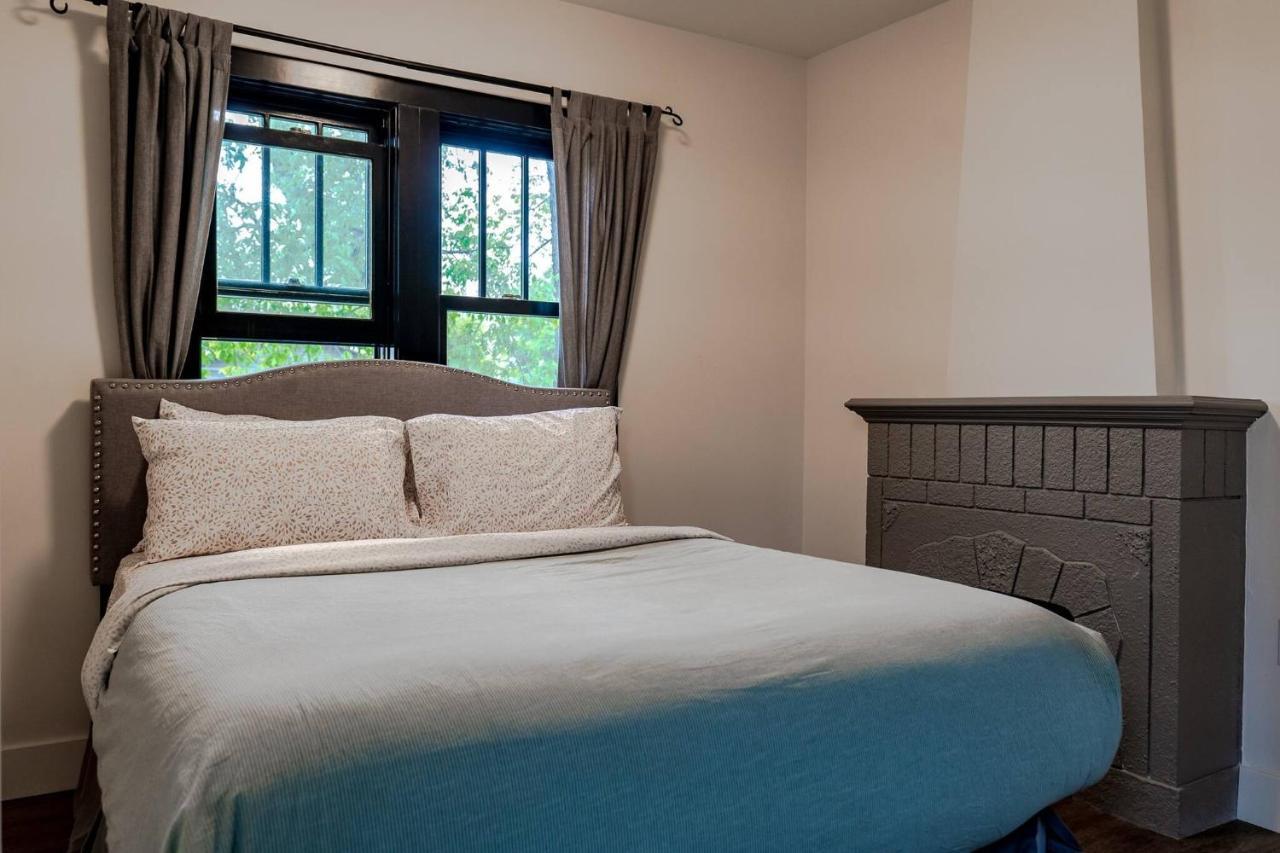Historical Building 1br 1ba Walk To Rogers Place Apartment