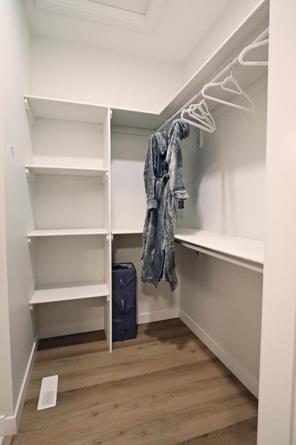 3 Queen Beds,double Garage,disney+ Edmonton