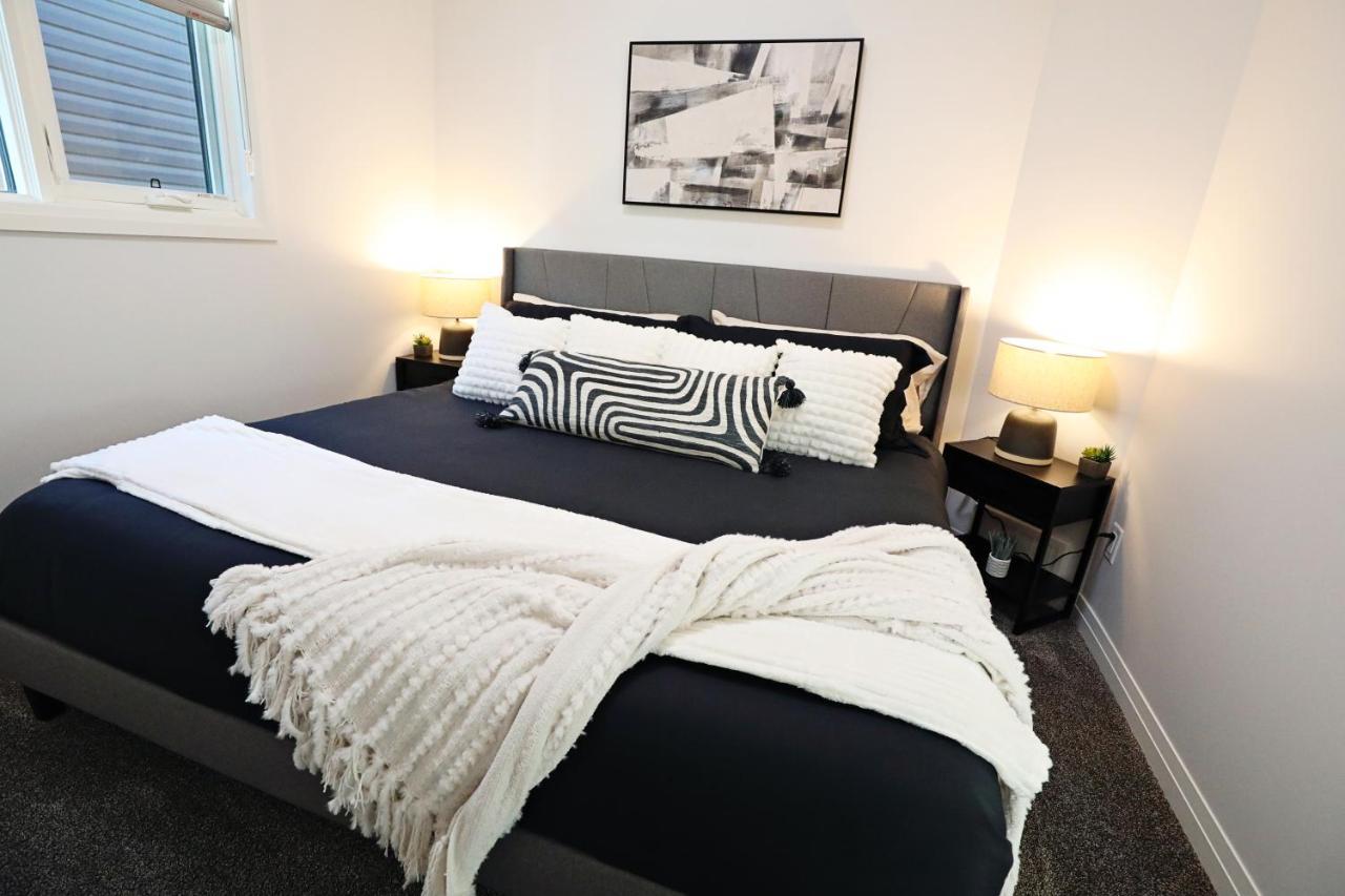 Holiday home Three King Beds,central A/c,fireplace,park,disney+ Edmonton