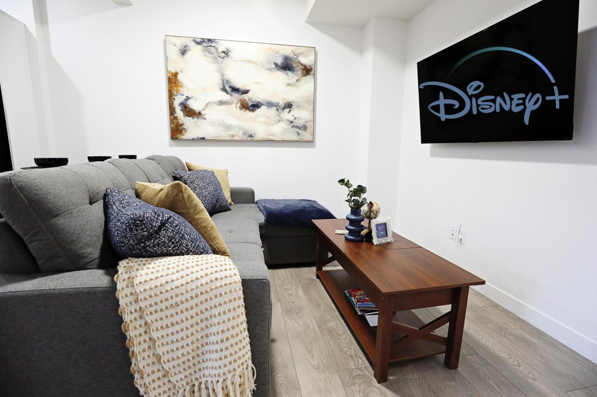 Stylish Retreat With King Bed, Long Stays, Wem, Disney+