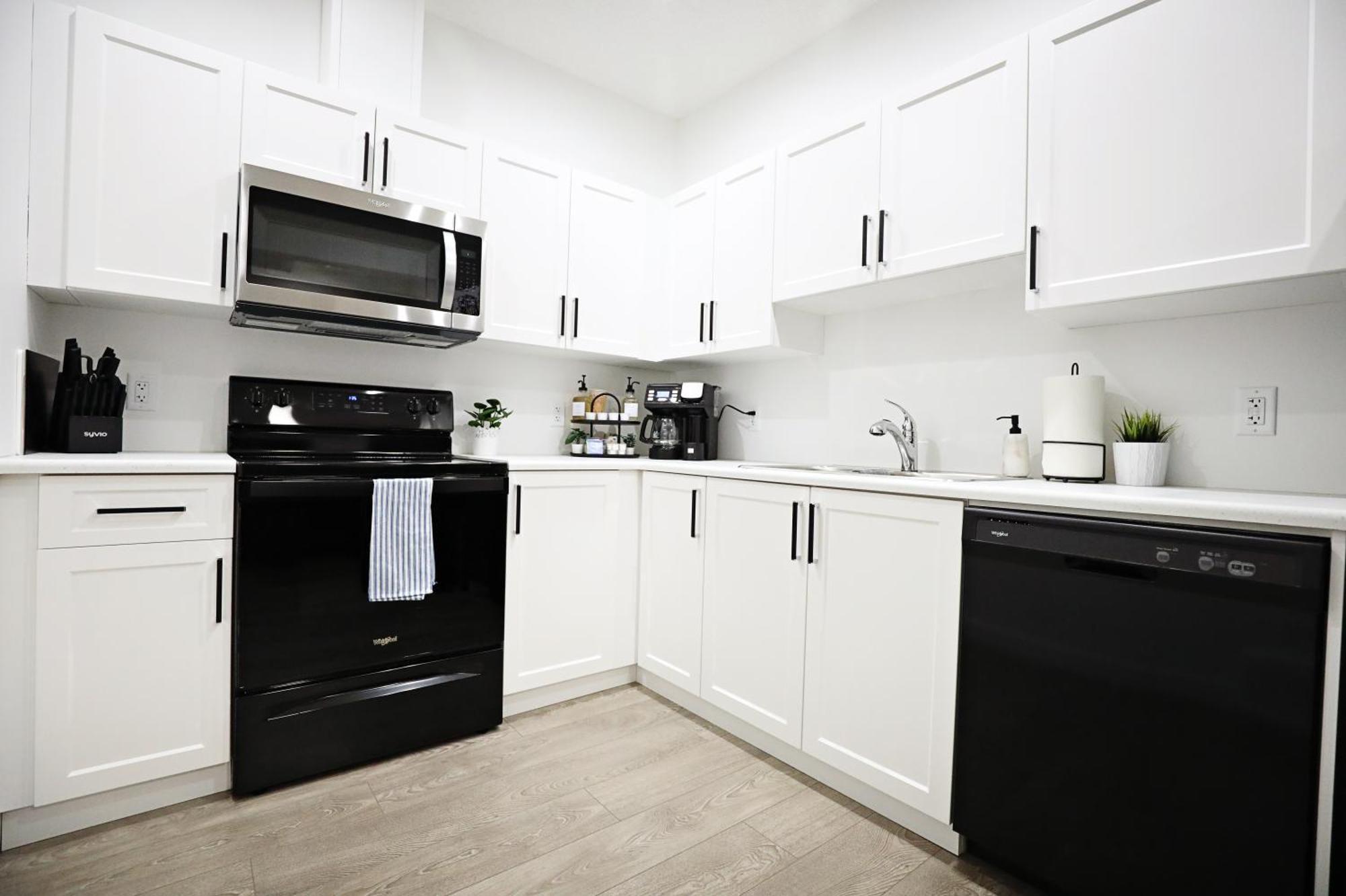 Stylish Retreat With King Bed, Long Stays, Wem, Disney+ Edmonton