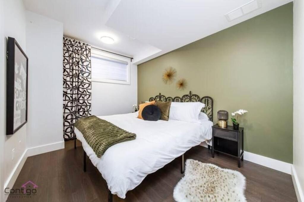 La Maison, Near University & Dt, 2br Bsmt Suite, King Bed! Apartment *