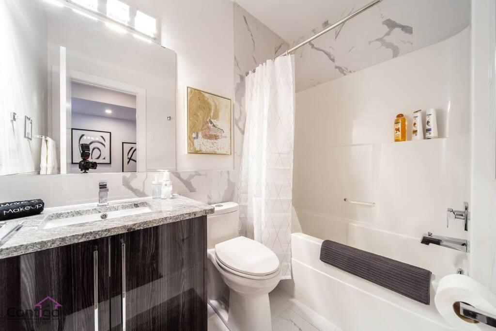 La Maison, Near University & Dt, 2br Bsmt Suite, King Bed! Apartment