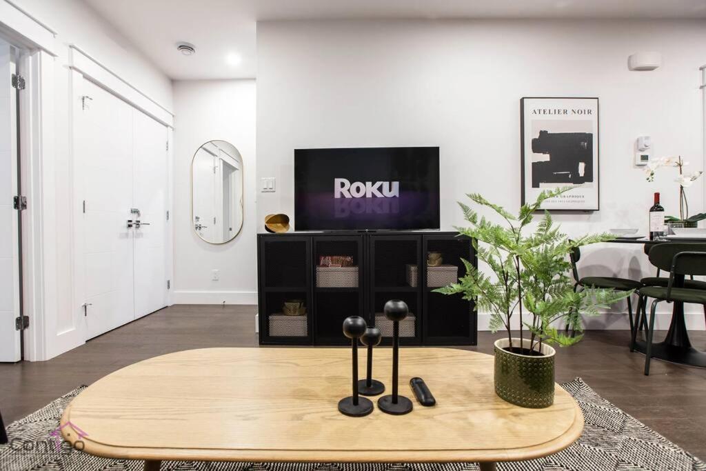La Maison, Near University & Dt, 2br Bsmt Suite, King Bed! Apartment