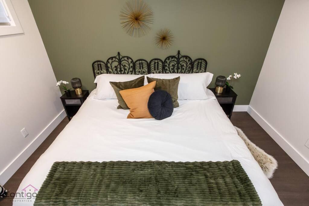 La Maison, Near University & Dt, 2br Bsmt Suite, King Bed! *