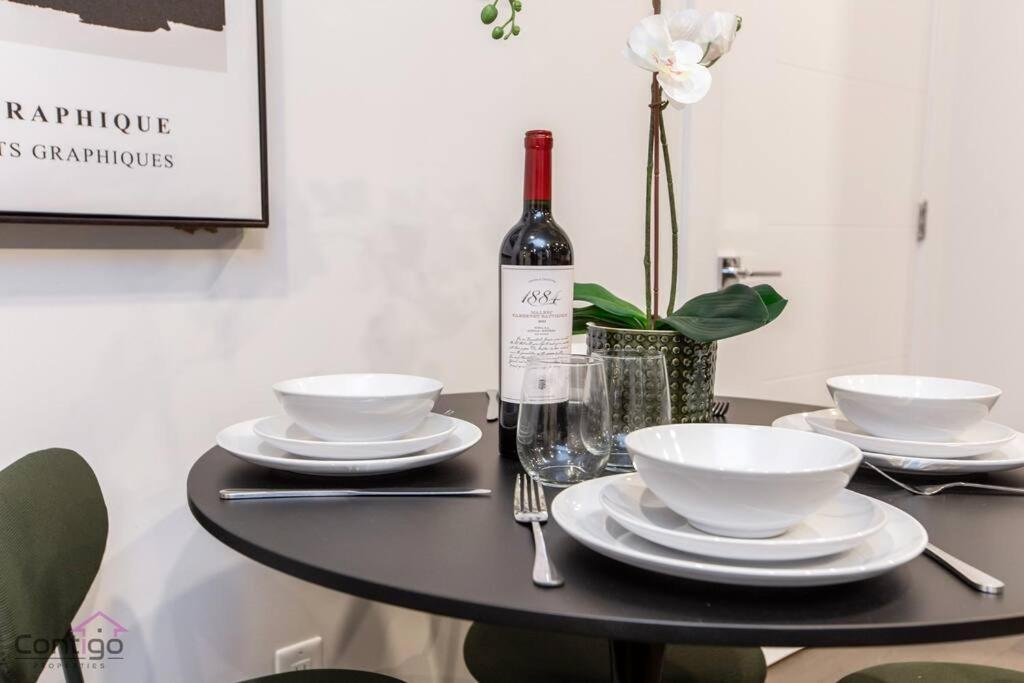 La Maison, Near University & Dt, 2br Bsmt Suite, King Bed! Apartment *