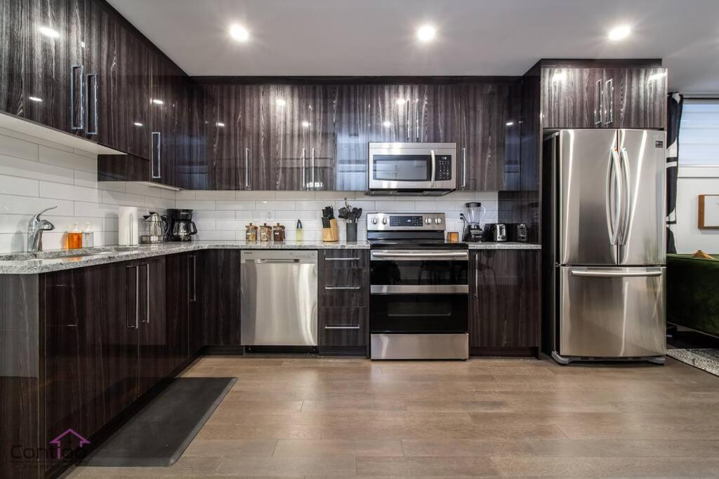 La Maison, Near University & Dt, 2br Bsmt Suite, King Bed! Apartment *