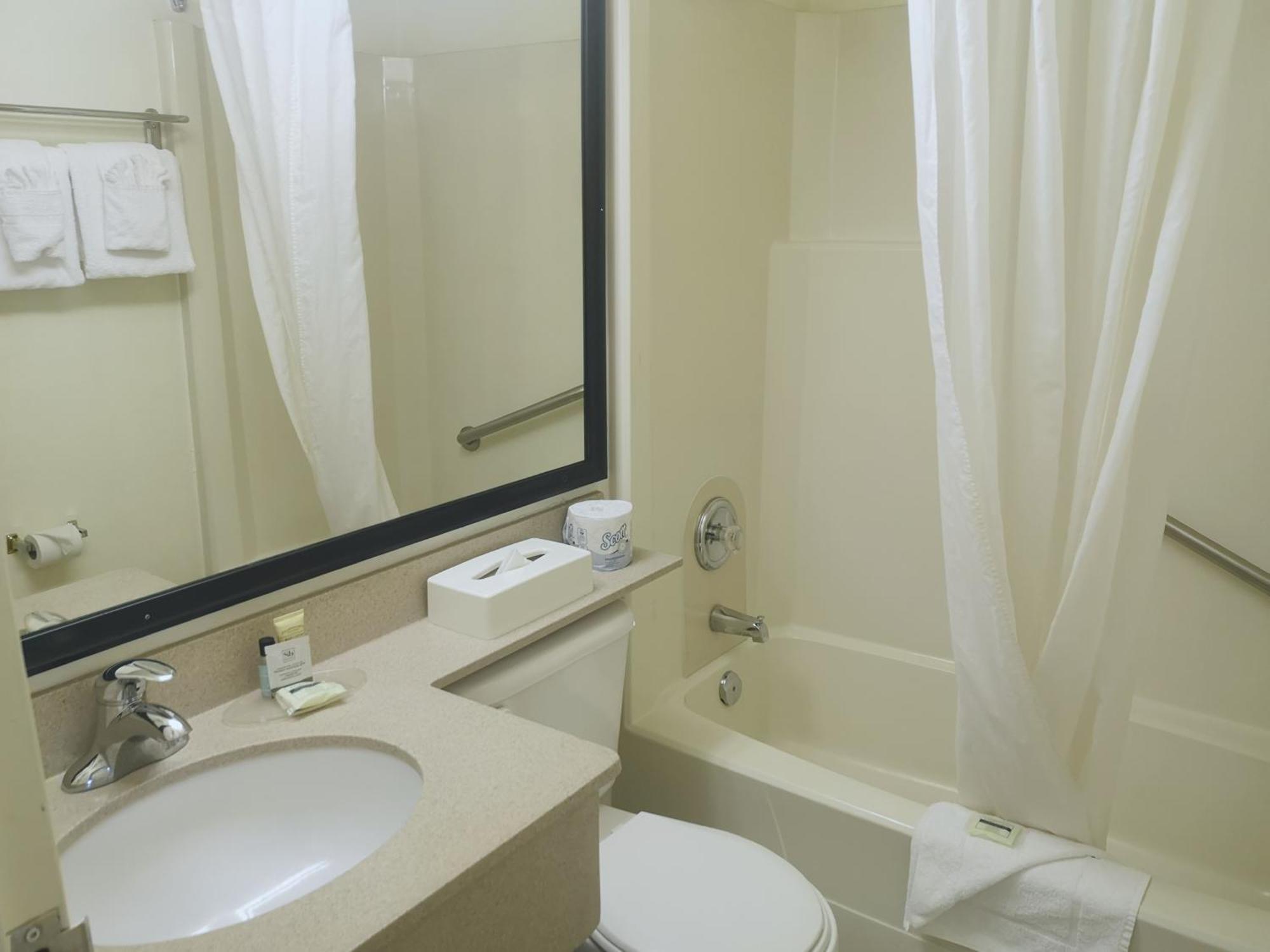 Travelodge By Wyndham West Hotel