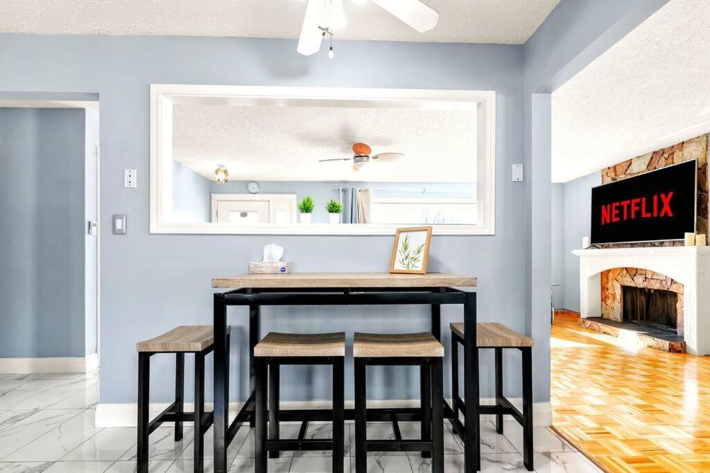 Comfy Getaway - Walk To West Ed Mall Edmonton