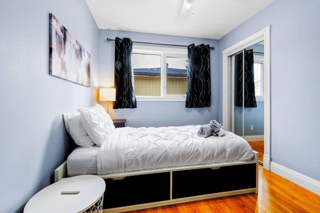 Holiday home Comfy Getaway - Walk To West Ed Mall Edmonton