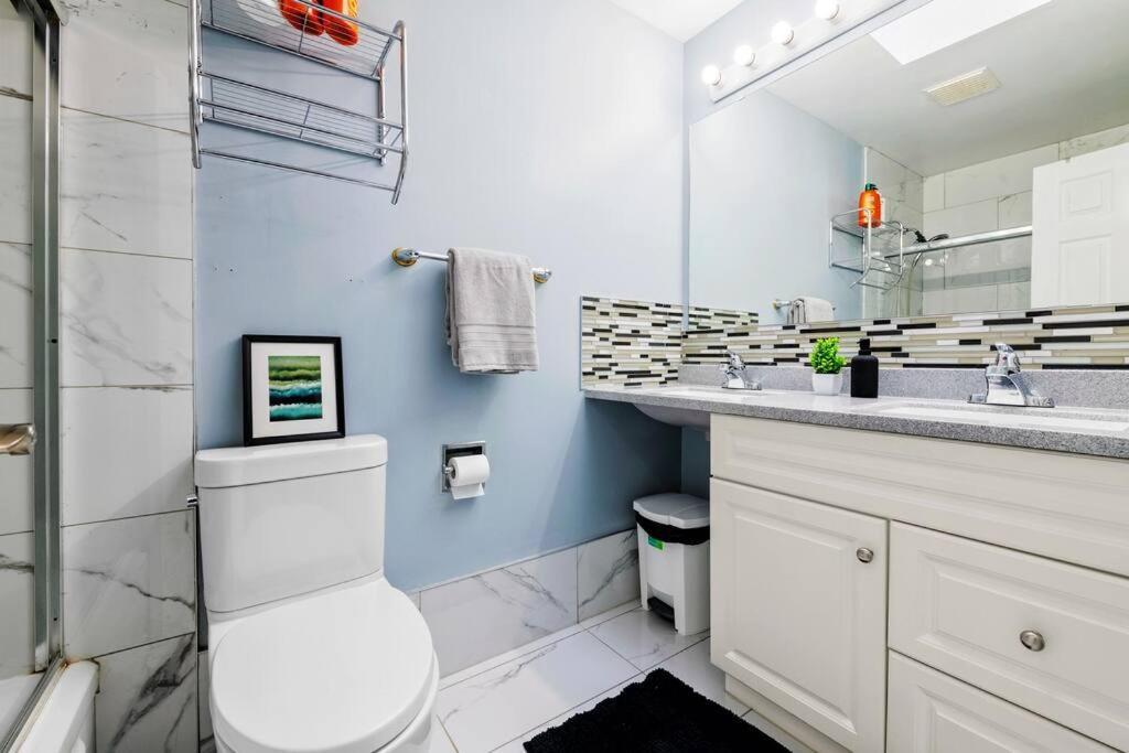 Holiday home Comfy Getaway - Walk To West Ed Mall Edmonton
