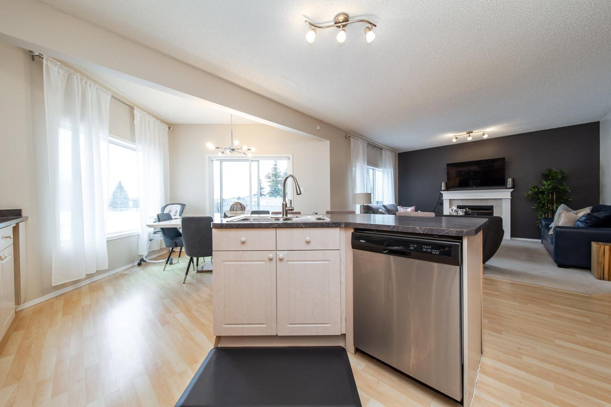 Luxury Lewis Estates Golf Course View By Henday, Whitemud, Wem, Acheson! Holiday home *