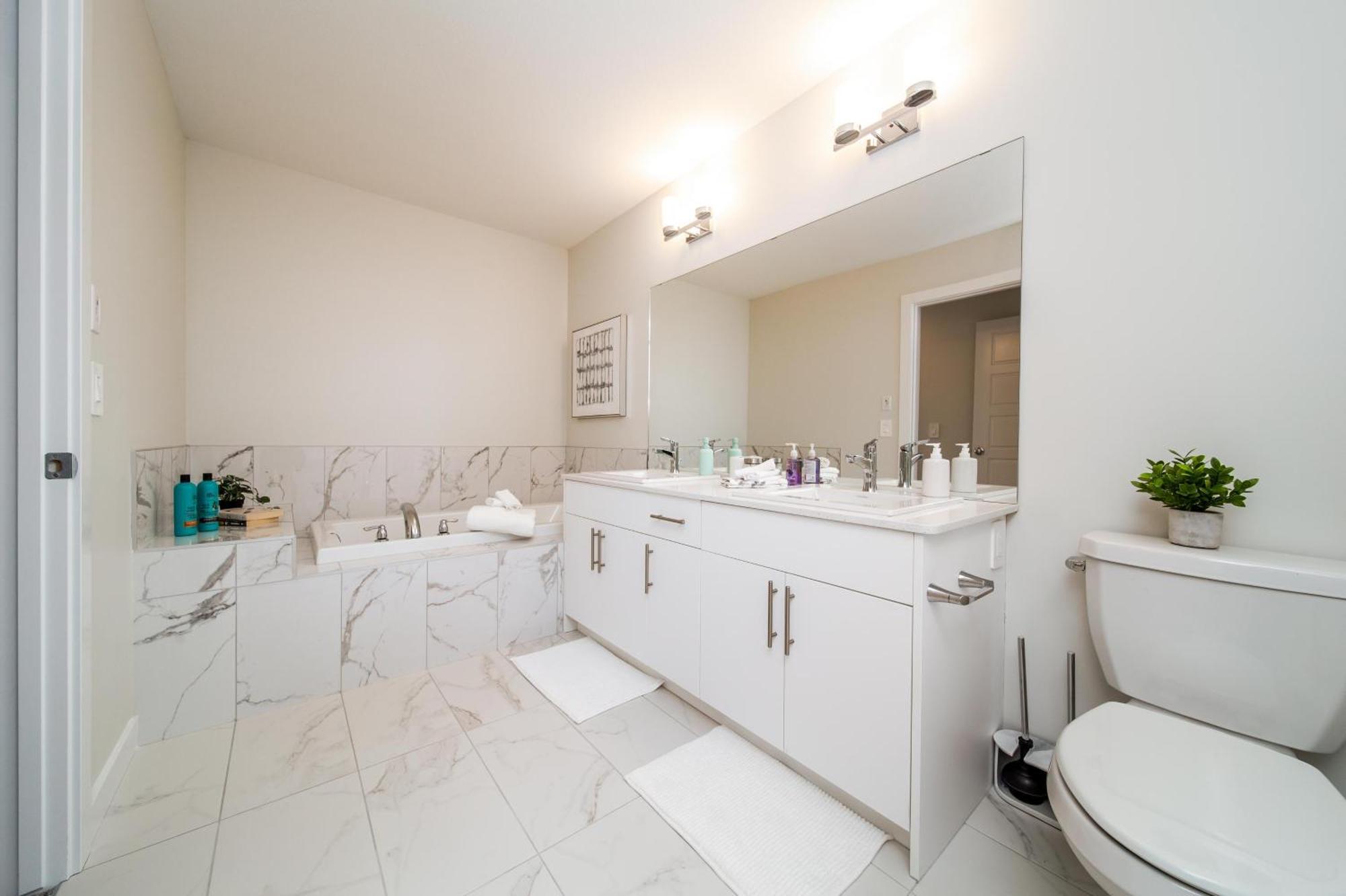 Beautiful Elegant Sleeps 10 * Edmonton