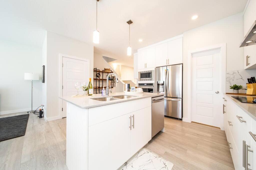 Beautiful Elegant Sleeps 10 Edmonton