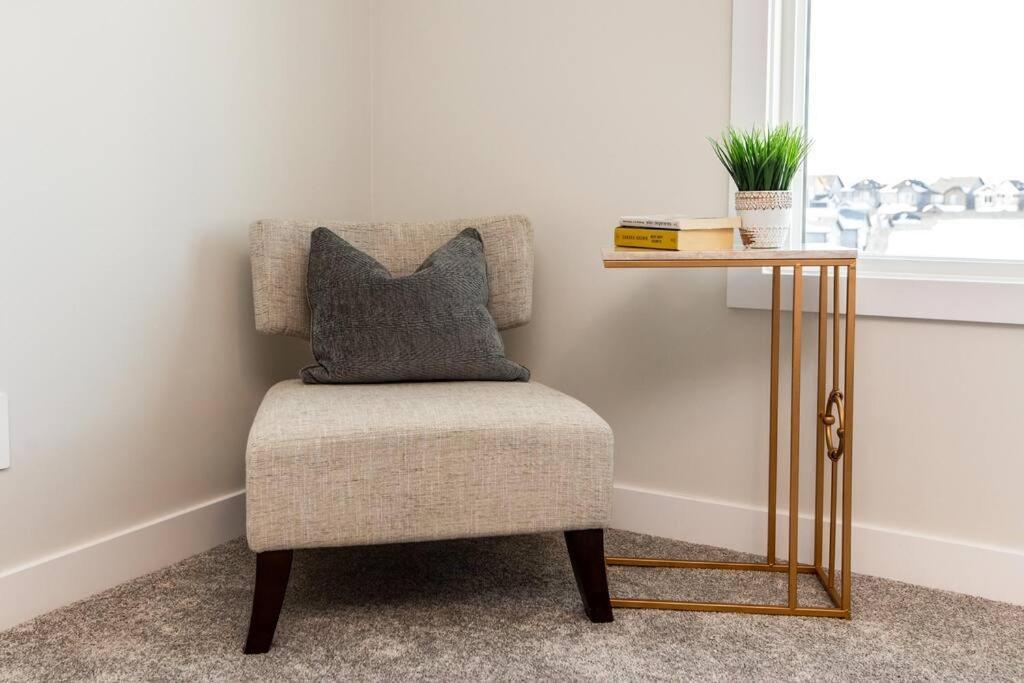 Beautiful Elegant Sleeps 10 Holiday home Edmonton