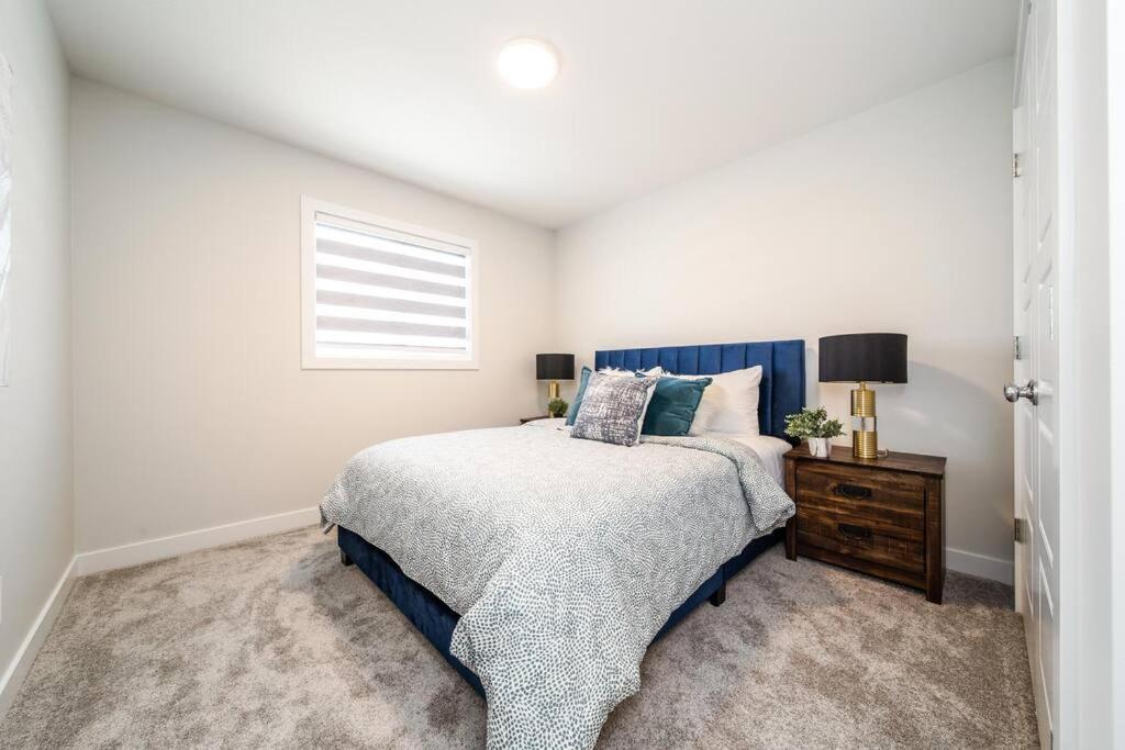 Beautiful Elegant Sleeps 10 Edmonton