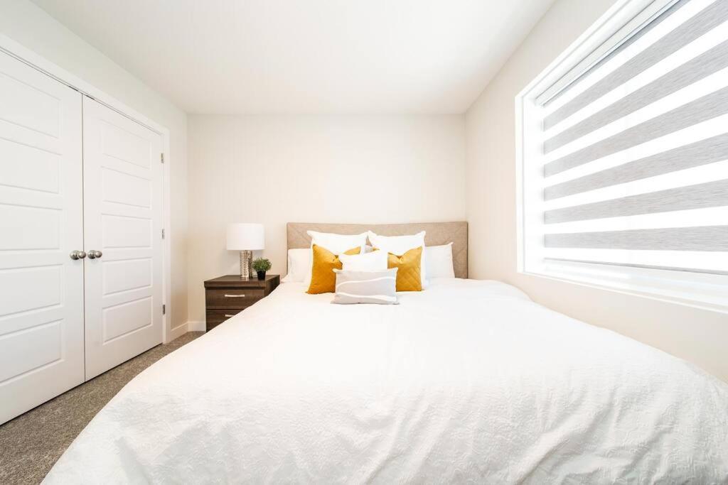 Beautiful Elegant Sleeps 10 Holiday home Edmonton