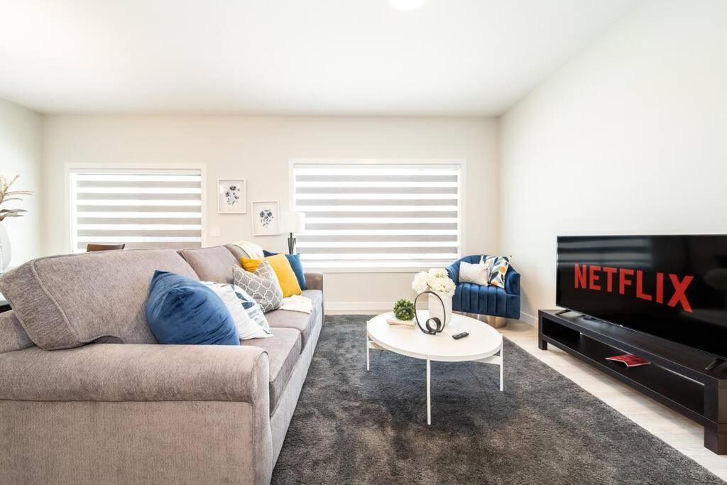Beautiful Elegant Sleeps 10 Holiday home Edmonton
