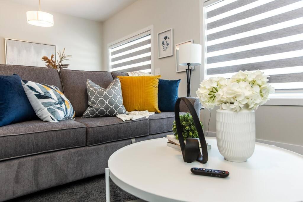 Beautiful Elegant Sleeps 10 * Edmonton
